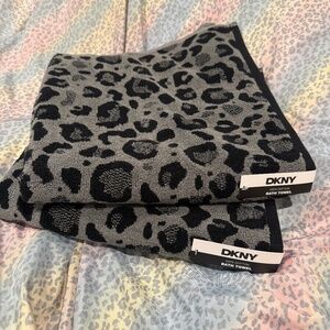 New DKNY Plus Gray Black Leopard Cheetah Bath Towels 2 Large Bath Towels